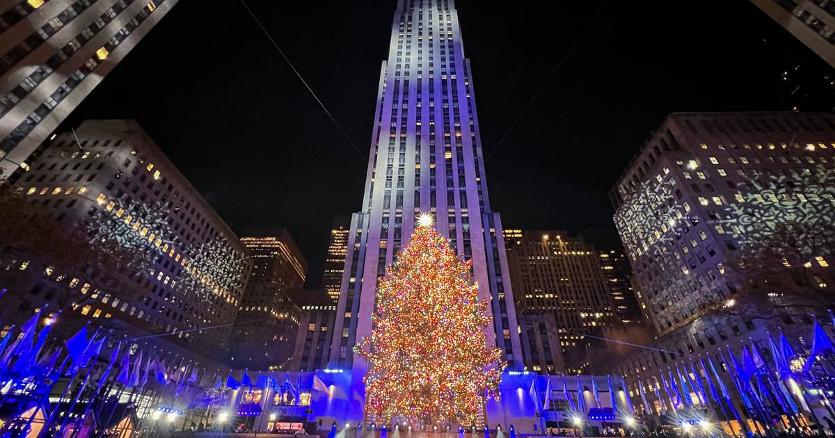 Kerstseizoen officieel ingeluid lichtjes van iconische kerstboom in