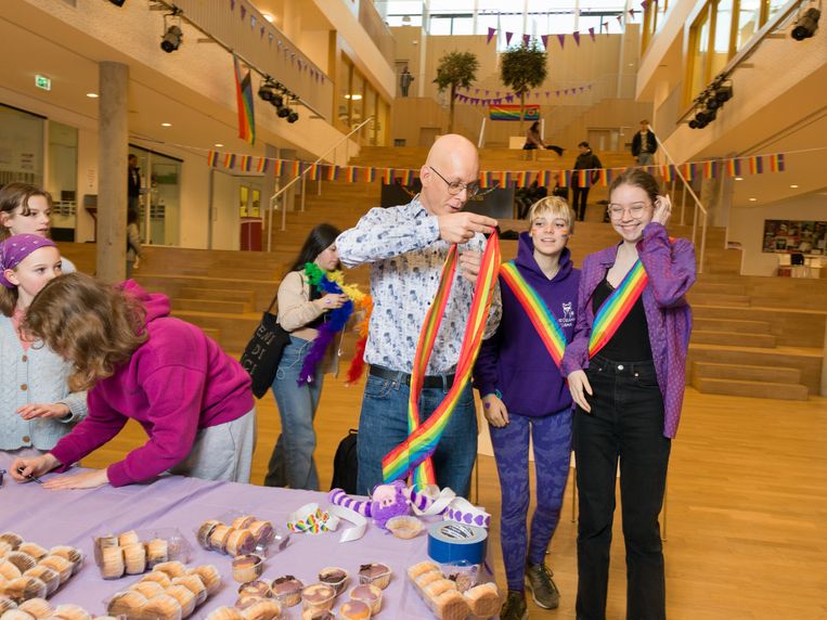 Rector Jeroen Bergamin deelt regenboogsjerpen uit. Beeld Ivo van der Bent