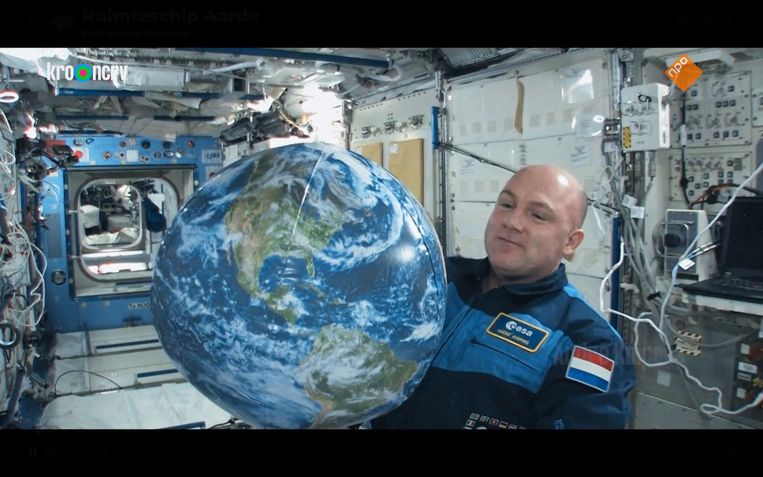André Kuipers op archiefbeeld in 'Ruimteschip aarde'. Beeld 