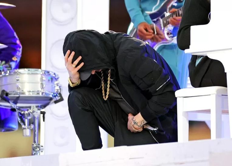 Eminem knielt aan het einde van zijn optreden. Beeld AFP
