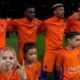 Puck (6) gaat snoeihard viral na déze brutale actie bij voetbalwedstrijd Nederland-Engeland