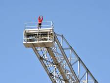 Un des deux pères retranché en haut d'une grue descendu