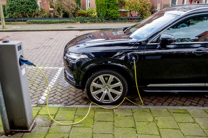 Een elektrische auto aan de laadpaal