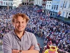 Het gevechtsvliegtuig en de carnavalsmassa
