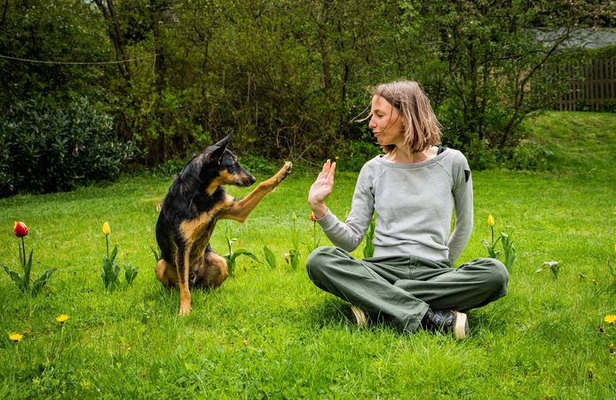 Jana Wuyts met haar hond Boef.