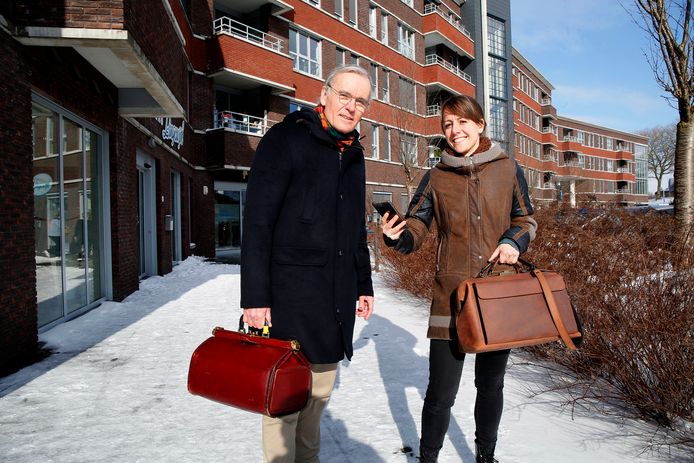 Huisarts Albert-Jan Schulte samen met Hanneke van Helden, huisarts in opleiding, bij de Kop van de IJsbaan begin vorig jaar. Deze locatie was even in beeld als huisartsenpraktijk.