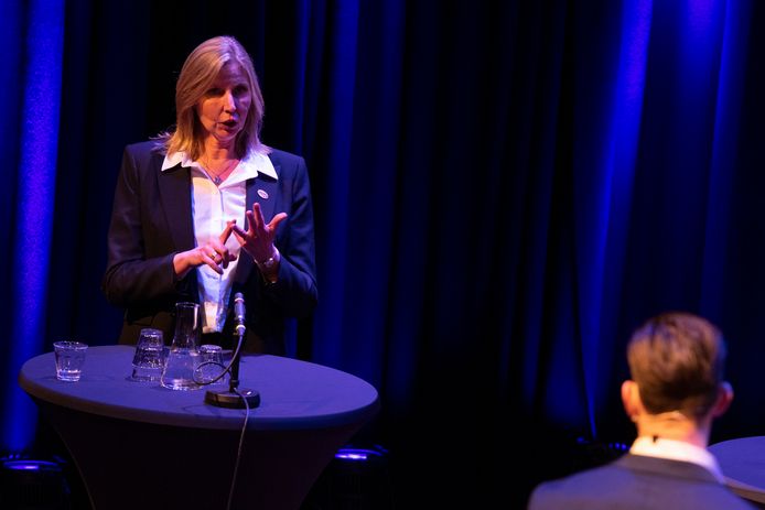 ,,De onderste steen moet boven”, eist raadslid Kitty Schmidt over de nieuwe problemen in Deventer rond inwoners met financiële problemen.