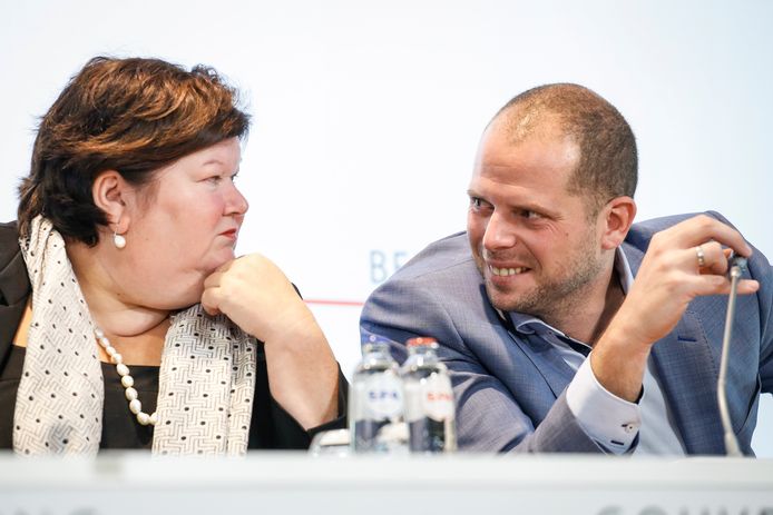 Theo Francken (rechts) blijft de meest trending politicus in België en wint het pleit van die andere populaire politica: Maggie De Block.
