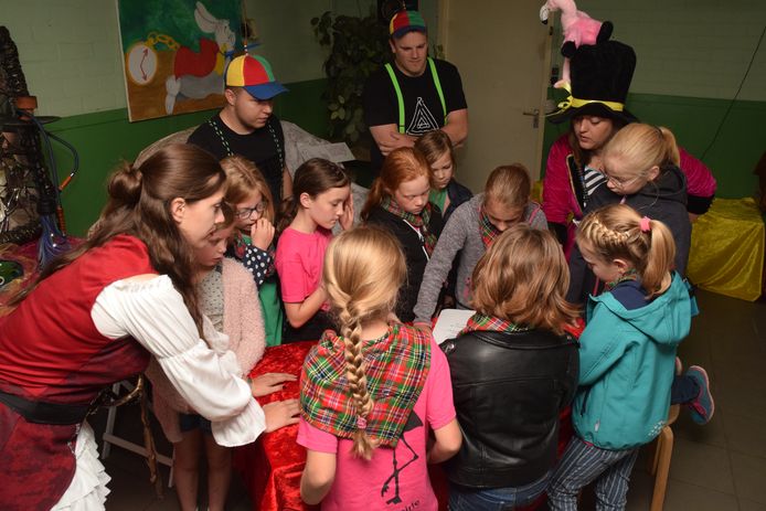 De opening van het dagprogramma: de jongste scouts en de leiding kijken gespannen toe als Lieke Vorselaars een brief voorleest.