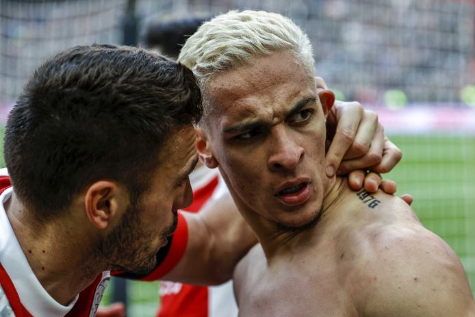 Dusan Tadic (l) en Antony vieren de 3-2 tegen Feyenoord.