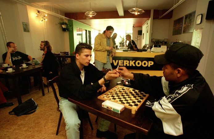 1996 - Een spelletje doen tijdens het blowen raakte in zwang. Hier in coffeeshop paradox in Delfzijl.