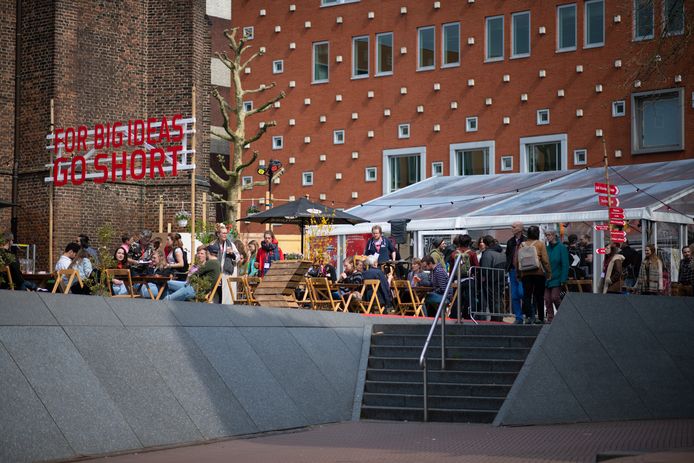 Drukte rond filmhuis LUX bij een van de eerdere live edities van Go Short Filmfestival.