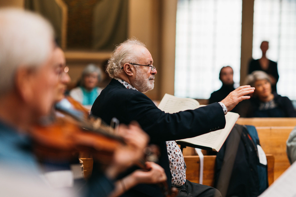 Kenneth Montgomery afgelopen januari tijdens de repetities voor Haydns opera ‘L’isola disabitata’ met het Orkest van de Achttiende Eeuw en studenten van de Dutch National Opera Academy. Het bleek zijn laatste optreden als dirigent. Beeld Reinout Bos