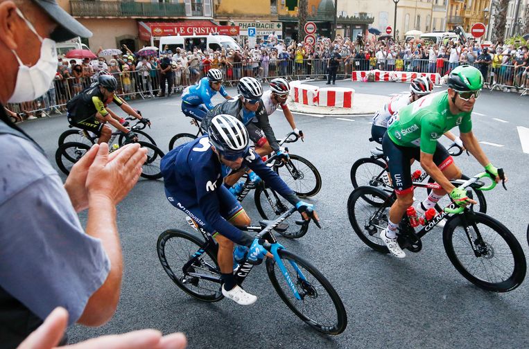 Het peloton in actie in een Frans dorpje. Een startplaats of finishplaats zijn, dat is voor een gebied van onschatbare waarde. Beeld EPA
