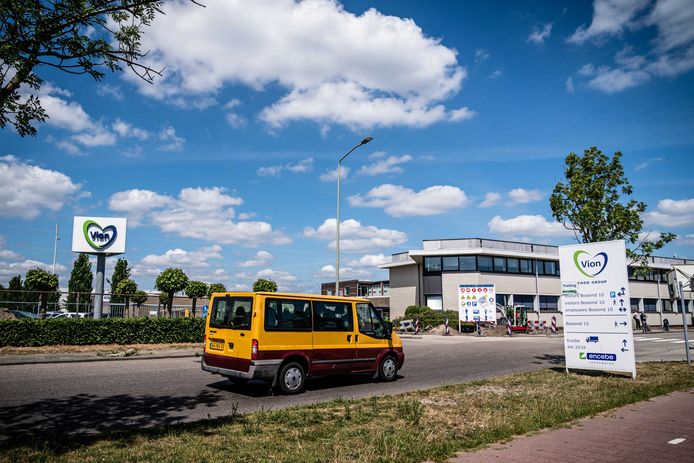 2020-05-27 16:33:23 BOXTEL - Een auto verlaat het terrein van vleesverwerker Vion in Boxtel. Een slachthuis van het bedrijf in Apeldoorn moet de deuren sluiten nadat de coronarichtlijnen niet nageleefd werden. ANP ROB ENKELAAR