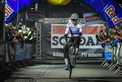 Van der Poel wint opnieuw en breekt record Nys