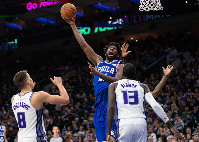 Joel Embiid legt de bal over Dedmon en Bogdanovic binnen.