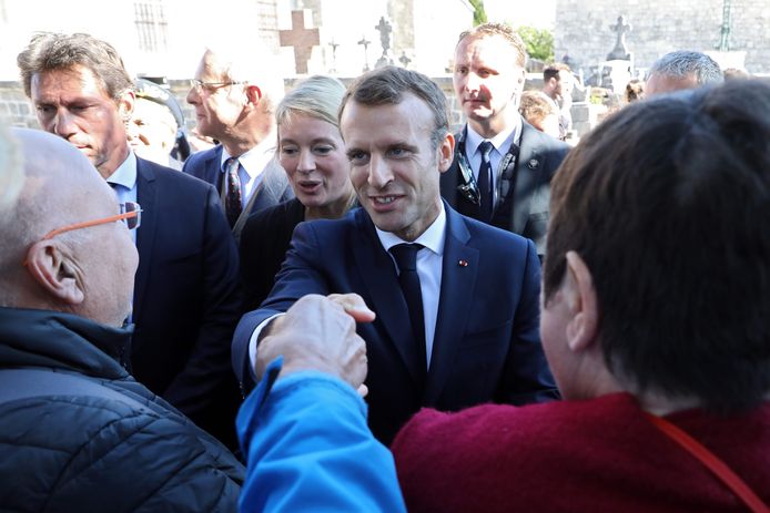 De Franse president Emmanuel Macron begroet het publiek tijdens een bezoek aan het graf van de voormalige Franse president  General de Gaulle in Colombey-les-Deux-Églises.