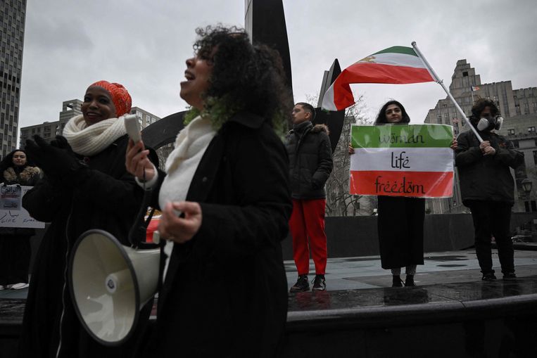 Demonstranten in New York vragen aandacht voor de vergiftigingen van schoolmeisjes in Iran. Beeld AFP