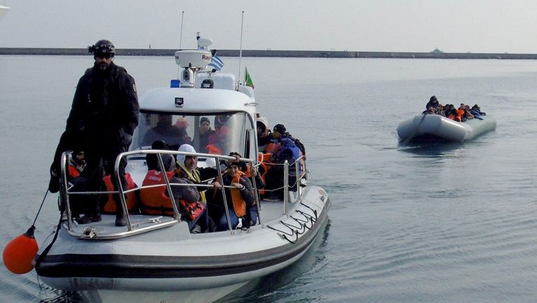De Griekse kustwacht heeft een groep vluchtelingen uit zee gered. Beeld epa