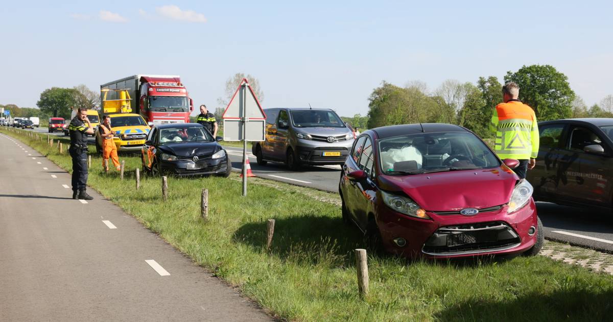 Kettingbotsing op N340 bij Ommen: forse schade aan twee auto’s.