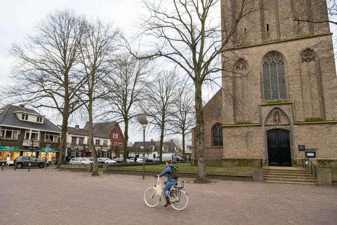 De 26 parkeerplekken aan het Kerkplein en de Prinsenstraat in Dalfsen verdwijnen en maken plaats voor een "Klimaatwinkelstraat".
