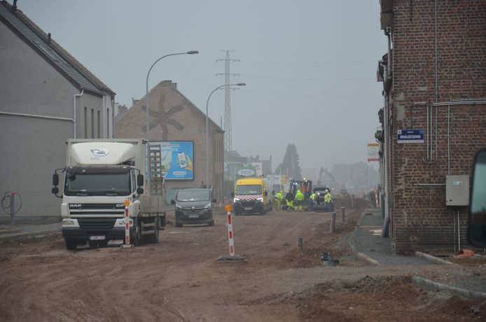 De werken voor de herinrichting van de Brakelsesteenweg in Outer (Ninove).
