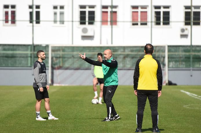 Mete Soygul geeft aanwijzingen tijdens een training van zijn nieuwe club Manisa FK.