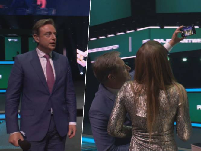 Bart De Wever neemt selfie met 'Sjokz' op WK 'Counter-Strike' in Sportpaleis