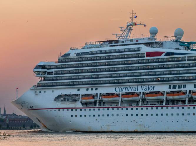 KIJK. Drenkeling van cruiseschip na bijna 24 uur uit zee gered: beelden tonen hoe hij hoofd nauwelijks nog boven water kon houden