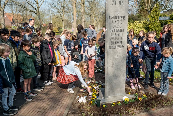 Aiyana Oudzegel legt een schelp bij het monument ter nagedachtenis aan de Joodse Zierikzeeënaren die tachtig jaar geleden zijn afgevoerd en vergast.
