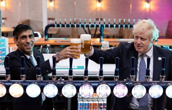 Boris Johnson en de Britse minister van Financiën Rishi Sunak proosten met een biertje.