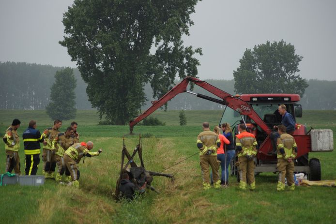 De brandweer heeft woensdagmiddag een koe uit de sloot bevrijd aan de Zuiderkanaalweg in Sprang-Capelle.