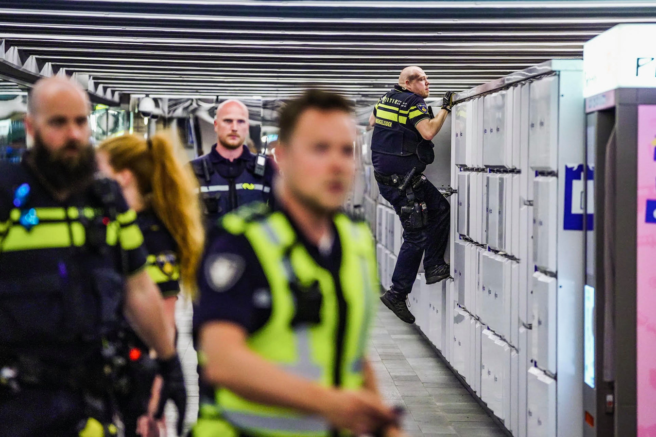 Agenten doorzoeken tevergeefs alle kluisjes op Eindhoven Centraal na melding over vuurwapen