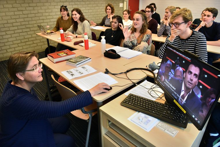 Hoogleraar Lotte Jensen geeft college. ‘Ik hoop dat de nadruk weer meer op Bildung komt te liggen. Kennis, puur om de kennis.’ Beeld Marcel van den Bergh / de Volkskrant