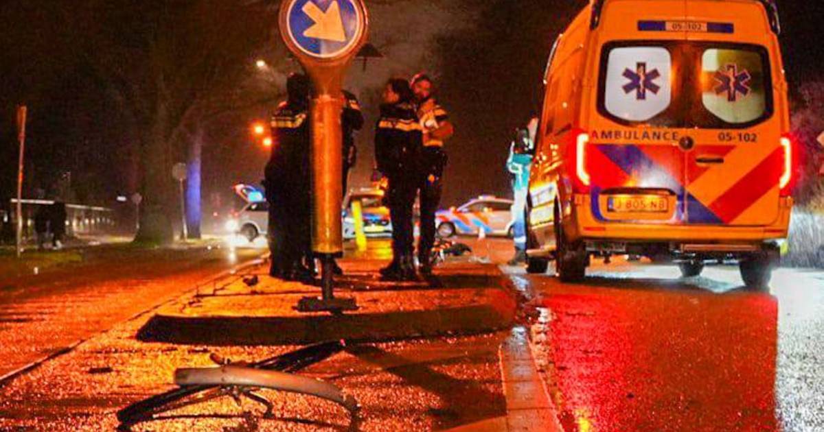 Zwaargewonden bij ongeluk A1, weg nog uren dicht.