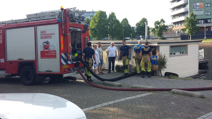 Woonboot aan Troelstrakade dreigde te zinken.