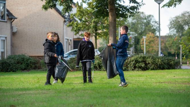 Leerlingen van D’n Heiakker in Deurne maken hun wijk schoner