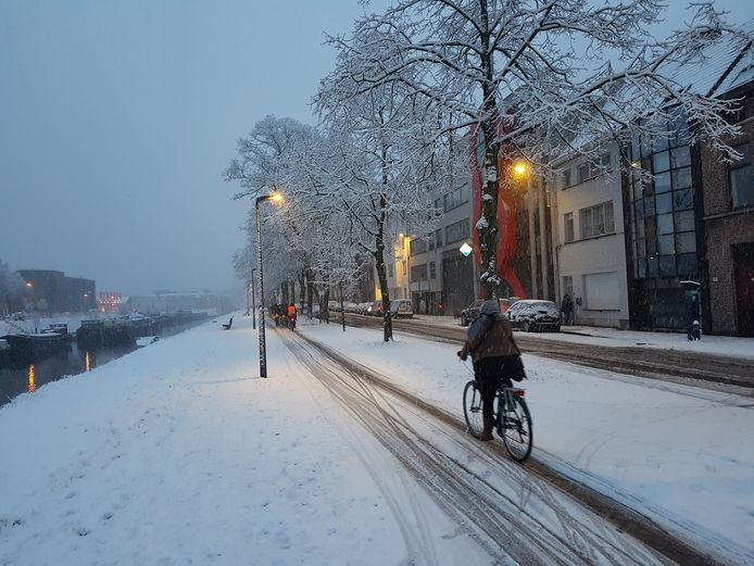 Wat Als Je Door De Sneeuw Niet Op Het Werk Raakt Weernieuws Hln Be