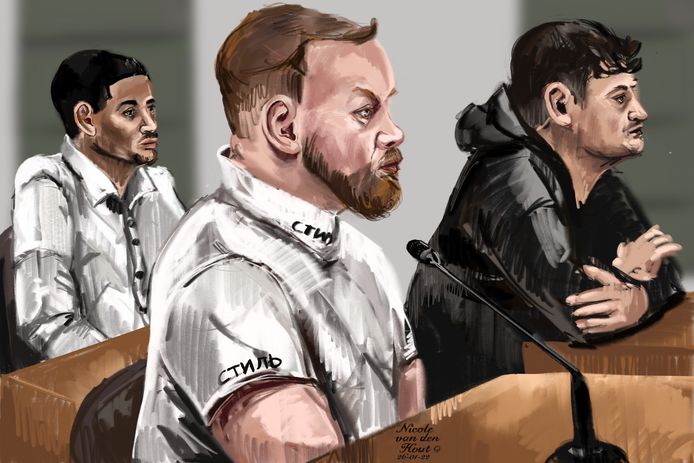 Drie verdachten van WhatsAppfraude staan voor de rechter.