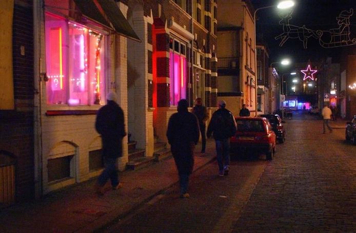 Tientallen jaren liepen er dag en nacht mannen door Arnhems rosse buurt, Het spijkerkwartier.