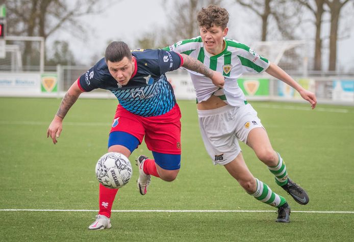 Dano Lourens (rechts) zette Kloetinge zaterdag op 0-1, gaf ook de assist bij de 0-3 en maakte daarna zelf weer de 0-4.