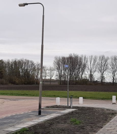 ‘Wat een eersteklas blunder’: lantaarnpaal midden op parkeervak in Steenbergen