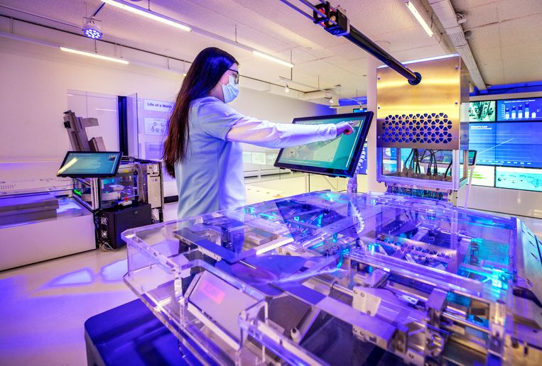 Een ‘cleanroom’ in het ASML Experience Centre in Veldhoven. Het bedrijf is cruciaal voor de chipproductie in de wereld. Beeld Raymond Rutting  / de Volkskrant