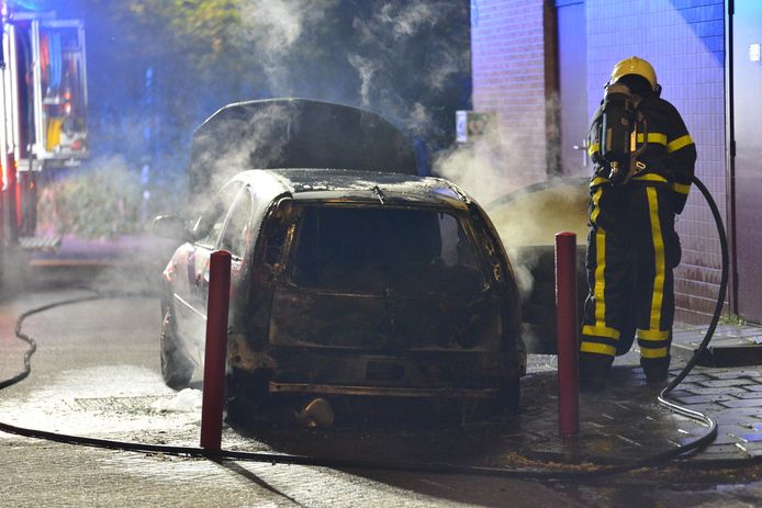 Autobrand aan Constantijnstraat in Breda.