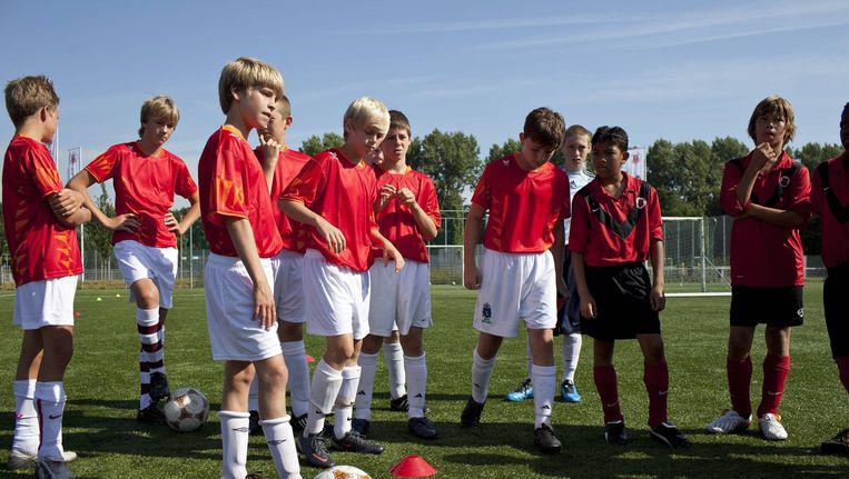 Tweedeling bij voetbalclubs in Het Parool