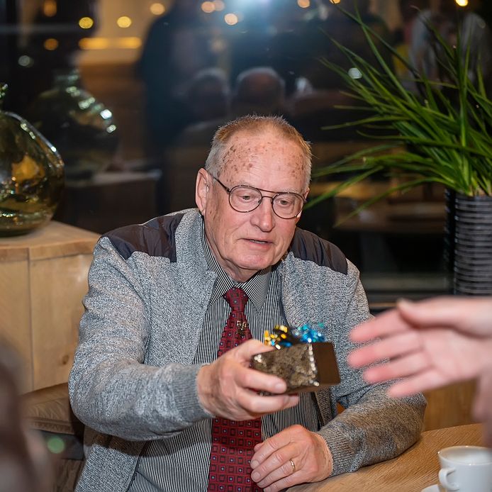 Frans Snijders krijgt een cadeautje voor zijn decennialange inzet voor De Ambachtslieden: ,,Ik heb al die jaren met veel liefde en plezier gespeeld."