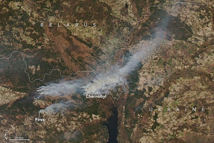 Deze foto werd door een satelliet gemaakt op 9 april (vijf dagen na de start van de bosbranden).
