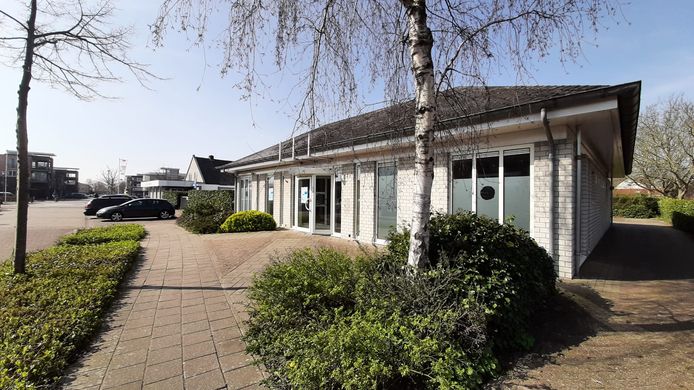 De voormalige apotheek aan de Advocatenlaan in Ammerzoden lijkt geschikt als plek waar vluchtelingen langere tijd kunnen blijven.