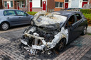Een geparkeerde auto is compleet verwoest bij een autobrand aan de Stellingmolen in Papendrecht.